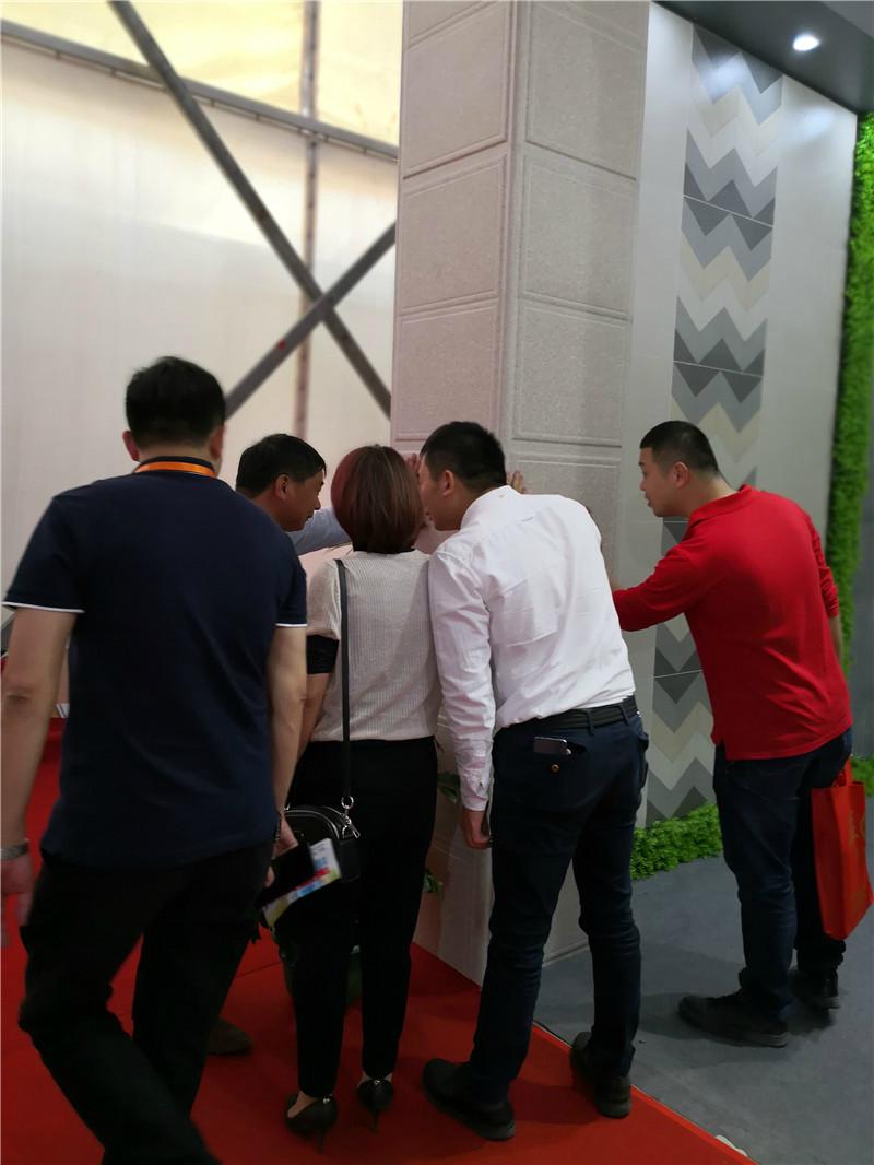 国达陶瓷罗马艺术线条在会上吸引众多客商点赞 (2)
