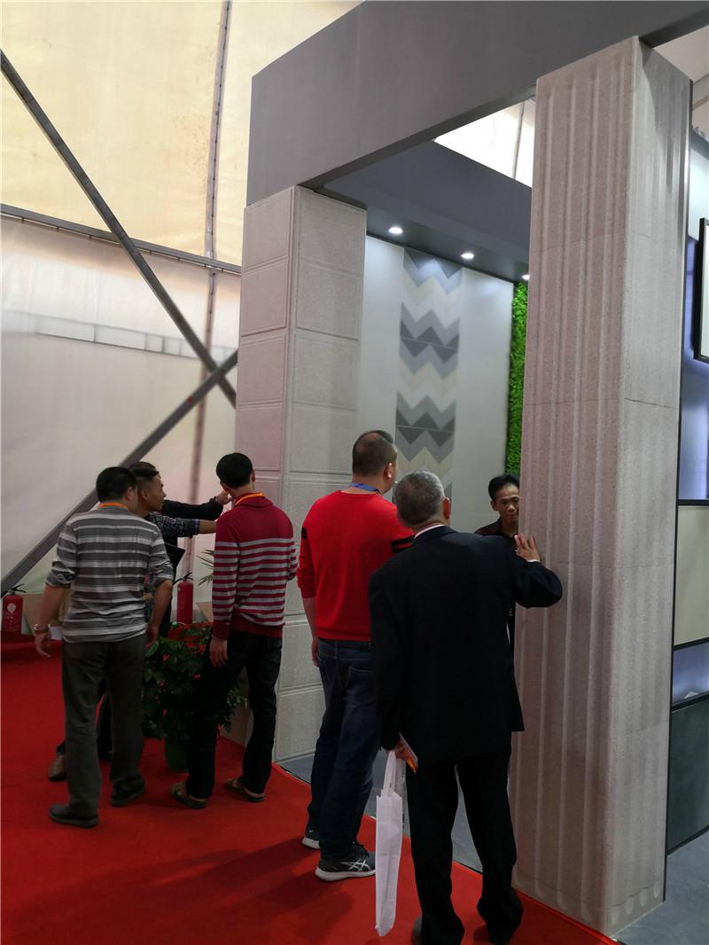 国达陶瓷罗马艺术线条在会上吸引众多客商点赞 (3)
