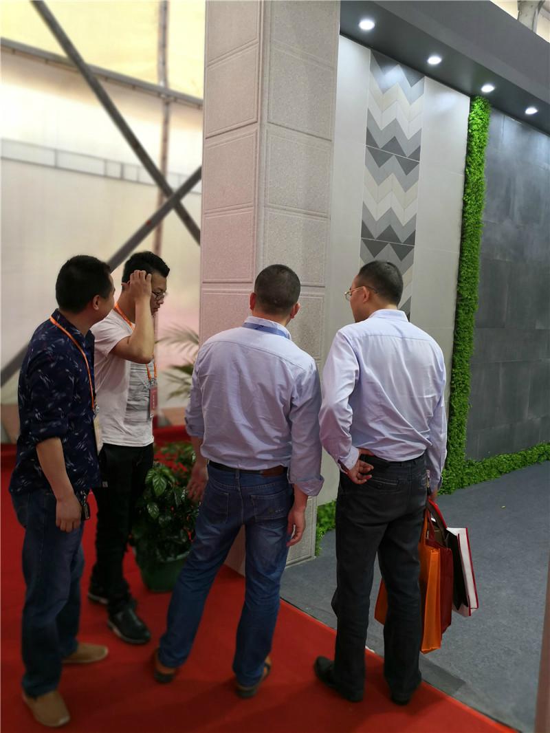 国达陶瓷罗马艺术线条在会上吸引众多客商点赞